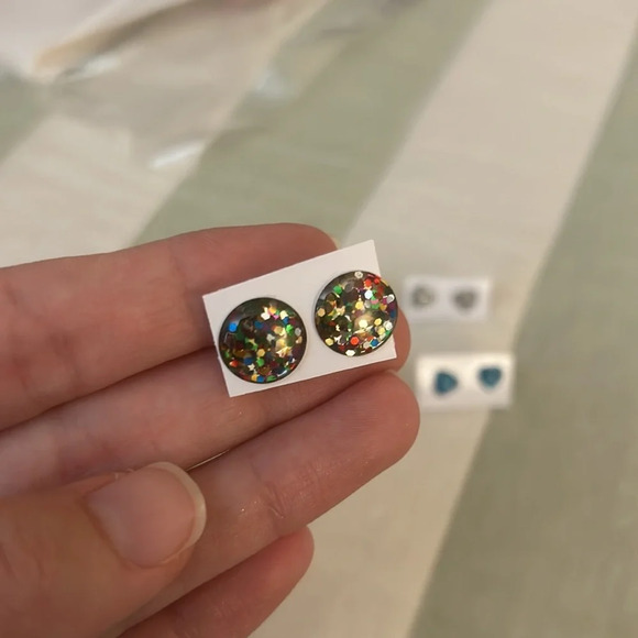 Set of assorted sparkly heart and flower earrings pierced studs - Picture 3 of 10